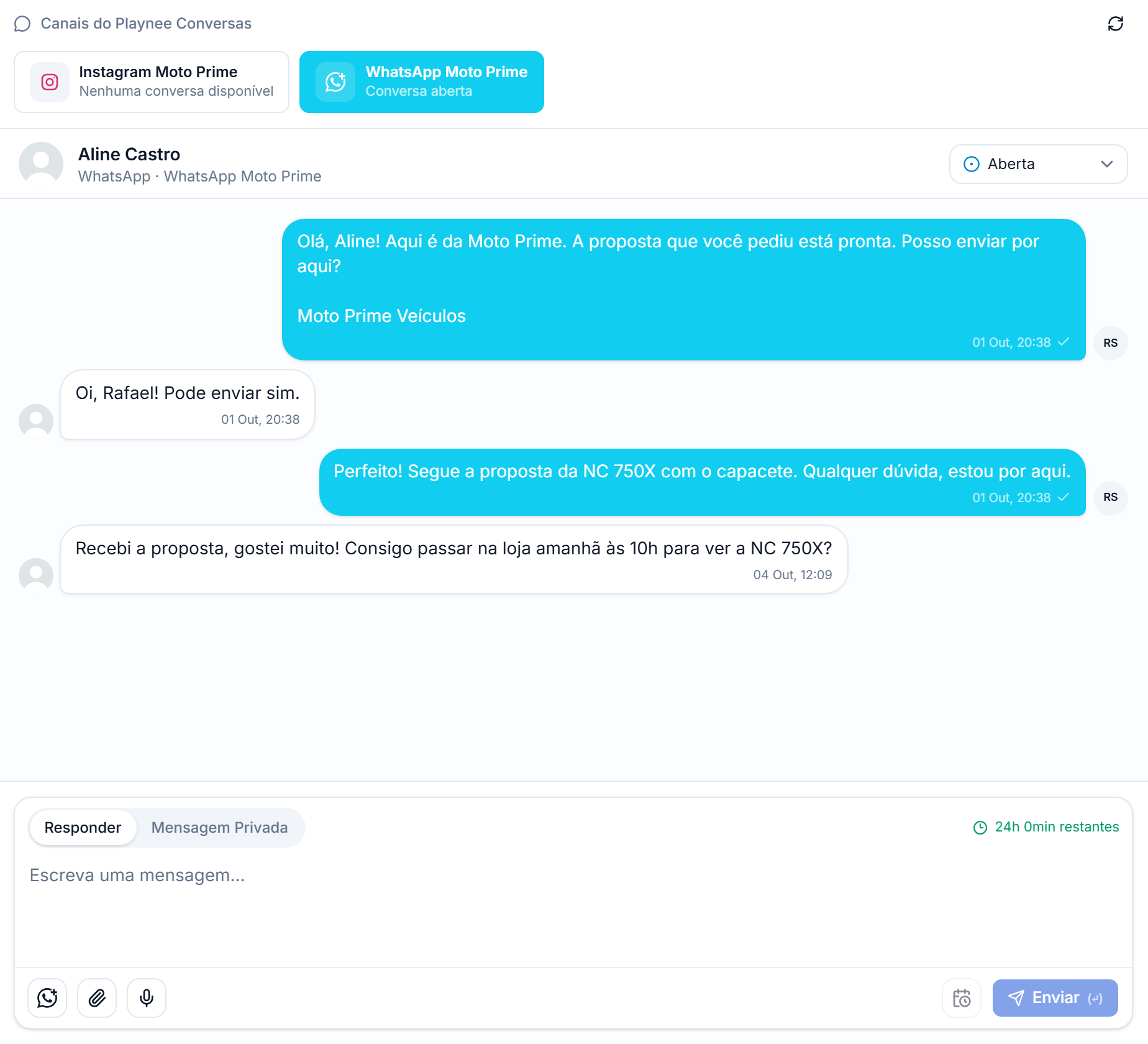 Tela real do painel de conversa da oportunidade: no topo os canais Instagram e WhatsApp da loja, abaixo o histórico com a cliente Aline Castro e a caixa de resposta com 24 horas restantes