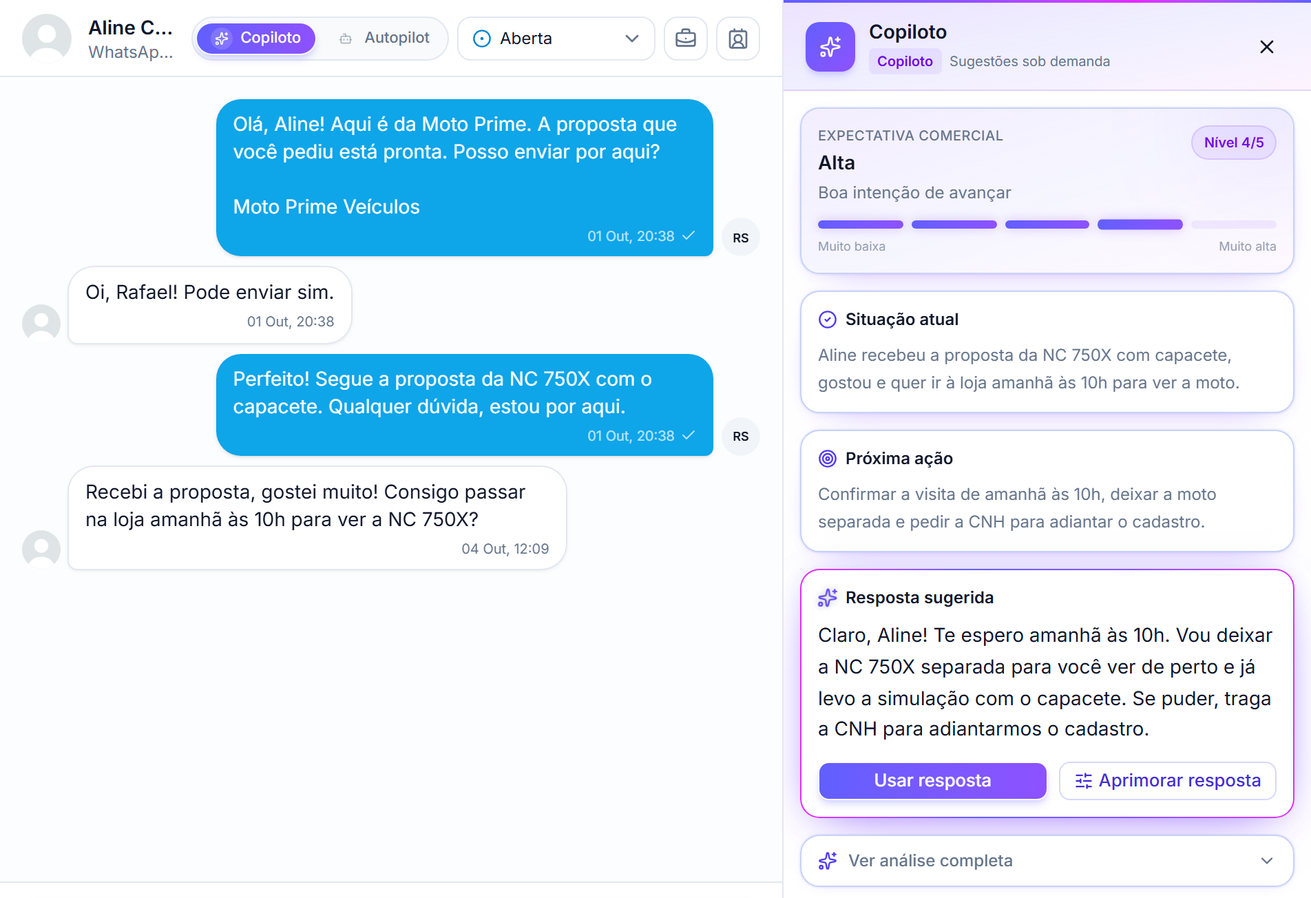 Tela real do Playnee Conversas com o painel do Copiloto aberto na conversa de Aline Castro: expectativa comercial alta, situação atual, próxima ação e resposta sugerida com os botões Usar resposta e Aprimorar resposta